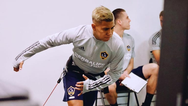 Alerta en Galaxy y el Tri, Efraín Álvarez salió lesionado
